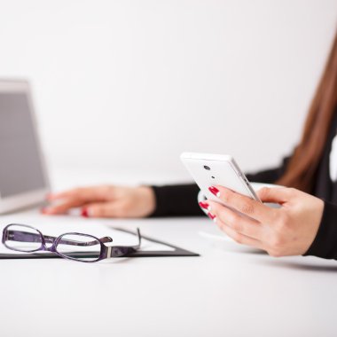 kadın dijital tablet, yumuşak odak üzerinde çalışıyor, yakın çekim