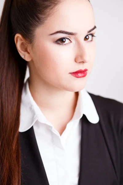 Retrato de mujer de negocios joven en un traje con maquillaje perfecto y estilo de pelo —  Fotos de Stock