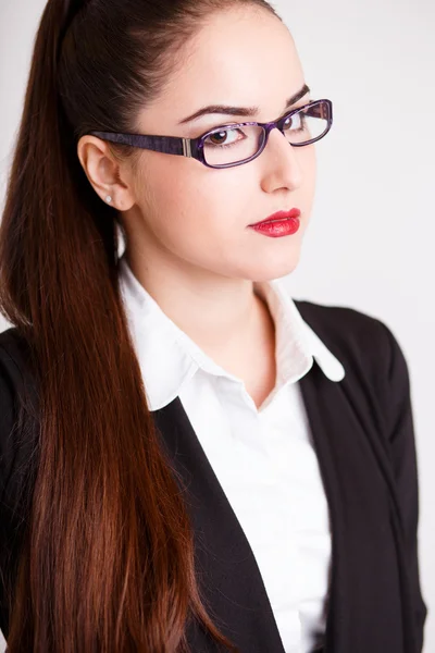 Retrato de mujer de negocios joven en un traje con maquillaje perfecto y estilo de pelo —  Fotos de Stock