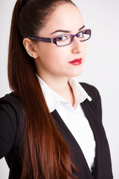 Retrato de mujer de negocios joven en un traje con maquillaje perfecto y estilo de pelo —  Fotos de Stock