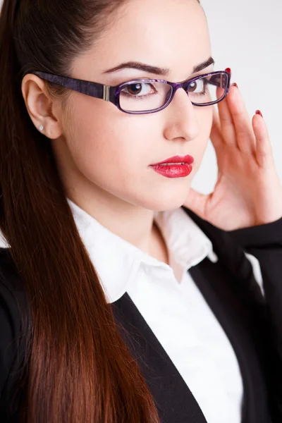 Retrato de mujer de negocios joven en un traje con maquillaje perfecto y estilo de pelo —  Fotos de Stock