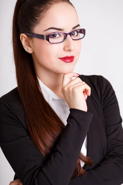 Retrato de Jovem mulher de negócios em um terno com maquiagem perfeita e estilo de cabelo — Fotografia de Stock