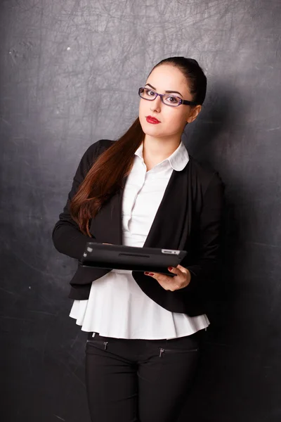 Portré, fiatal üzleti hölgy gazdaság tabletta számítógép felső kréta fórumon Jacket — Stock Fotó