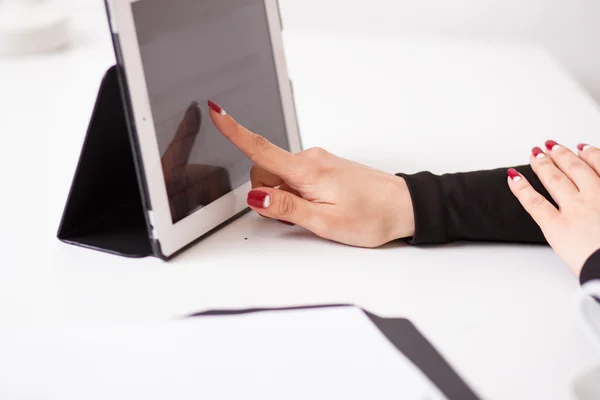 Mujer trabaja en la tableta digital, enfoque suave, primer plano — Foto de Stock