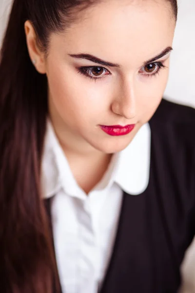 Retrato de mujer de negocios joven en un traje con maquillaje perfecto y estilo de pelo —  Fotos de Stock