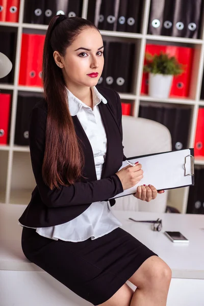 Красива сучасна бізнес-леді в її офісі з паперовою текою — стокове фото