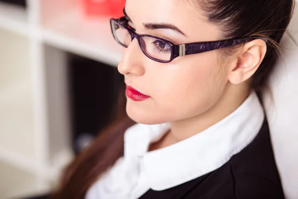 Retrato de mujer de negocios joven en un traje con maquillaje perfecto y estilo de pelo —  Fotos de Stock