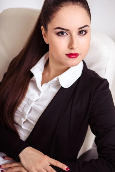 Retrato de mujer de negocios joven en un traje con maquillaje perfecto y estilo de pelo — Foto de Stock