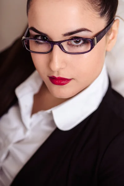 Porträt einer jungen Geschäftsfrau im Anzug mit perfektem Make-up und Frisur — Stockfoto