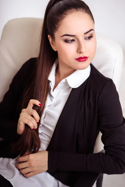 Portré, fiatal üzleti nő egy öltönyt, a tökéletes smink és haj stílus — Stock Fotó