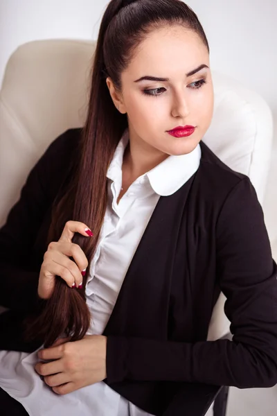 Retrato de mujer de negocios joven en un traje con maquillaje perfecto y estilo de pelo —  Fotos de Stock