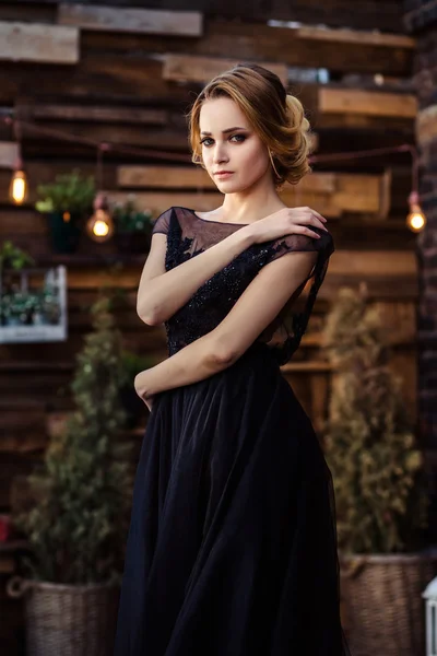 Portret piękny elegancki młoda kobieta w przepiękny strój wieczorowy — Zdjęcie stockowe