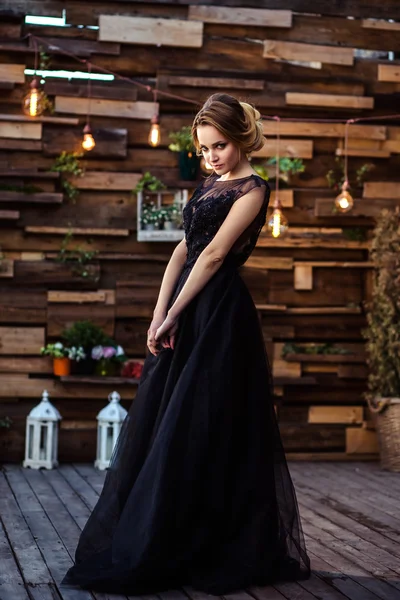 Retrato de hermosa mujer joven elegante en vestido de noche precioso — Foto de Stock