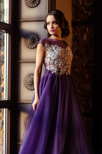 Retrato de hermosa mujer joven elegante en vestido de noche precioso —  Fotos de Stock