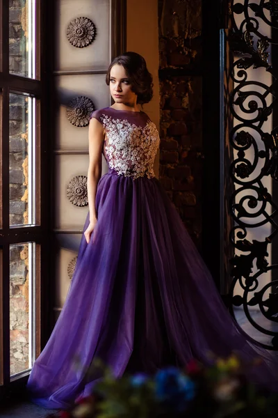 Портрет красивой элегантной молодой женщины в великолепном вечернем платье — стоковое фото