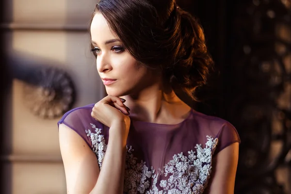 Portrait of beautiful elegant young woman in gorgeous evening dress — Stock Photo, Image