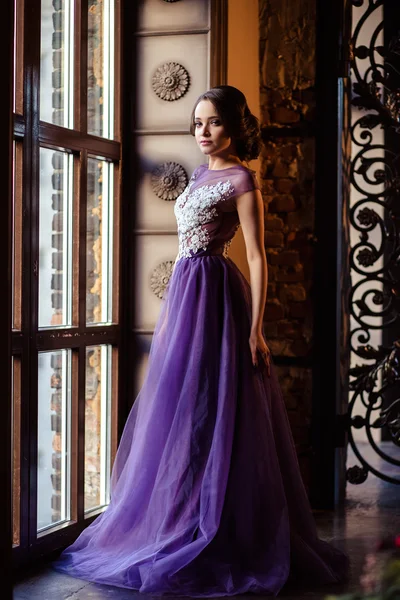 Retrato de hermosa mujer joven elegante en vestido de noche precioso —  Fotos de Stock