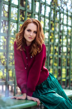 moda sokak fotoğraf oturumu rahat kıyafetler şık genç kız