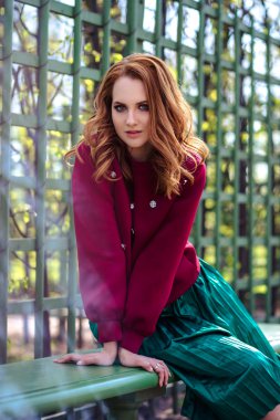 moda sokak fotoğraf oturumu rahat kıyafetler şık genç kız