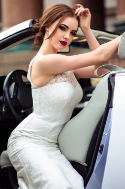 muhteşem gelin moda makyaj ve saç bir lüks gelinlik beyaz cabriolet otomobil ile