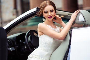 muhteşem gelin moda makyaj ve saç bir lüks gelinlik beyaz cabriolet otomobil ile