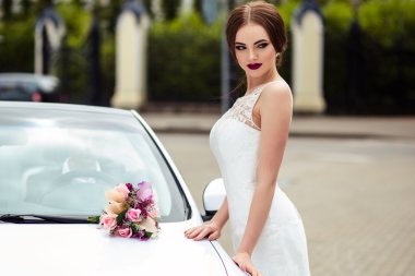 muhteşem gelin moda makyaj ve saç beyaz cabriolet car yakınındaki bir lüks gelinlik ile