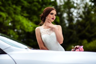 muhteşem gelin moda makyaj ve saç beyaz cabriolet car yakınındaki bir lüks gelinlik ile
