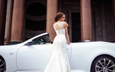 muhteşem gelin moda makyaj ve saç beyaz cabriolet car yakınındaki bir lüks gelinlik ile