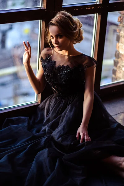 Retrato de hermosa mujer joven elegante en vestido de noche precioso —  Fotos de Stock