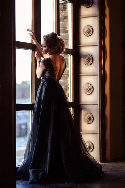 Retrato de bela mulher jovem elegante em vestido de noite lindo — Fotografia de Stock