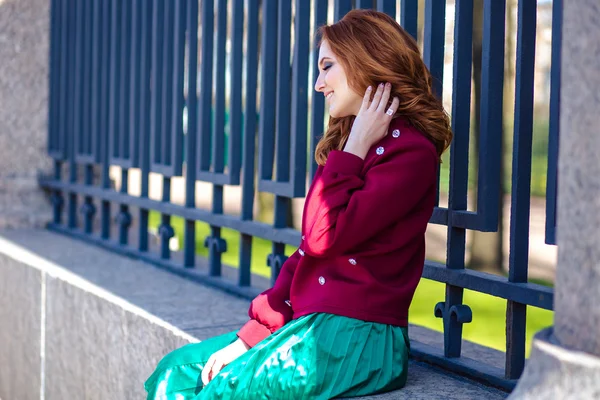 Sesión de fotos de la calle de moda de la señora joven con estilo en una ropa casual —  Fotos de Stock