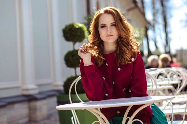 fashion street photo session of stylish young lady in a casual clothes