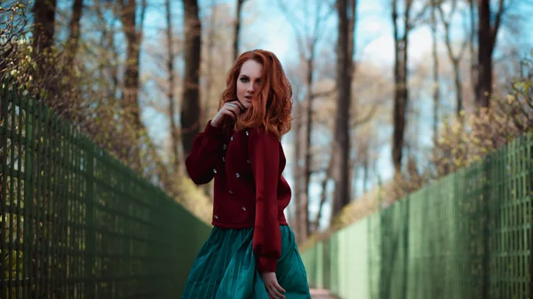 Sesión de fotos de la calle de moda de la señora joven con estilo en una ropa casual — Foto de Stock