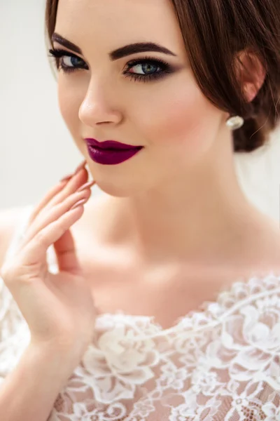 Gorgeous bride with fashion makeup and hairstyle in a luxury wedding dress — Stock Photo, Image