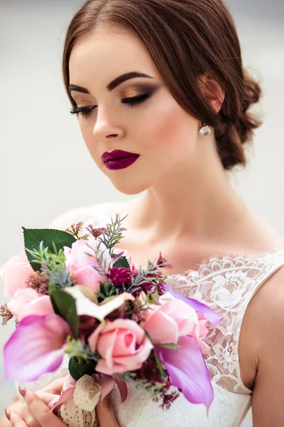 Preciosa novia con maquillaje de moda y peinado en un vestido de novia de lujo —  Fotos de Stock