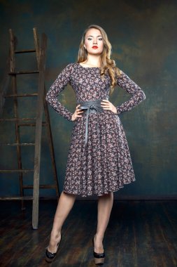 Gündelik elbise genç güzel bir kadın portresi