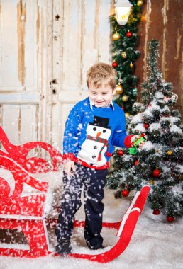 Noel arka plan üzerinde oynarken küçük çocuk portresi
