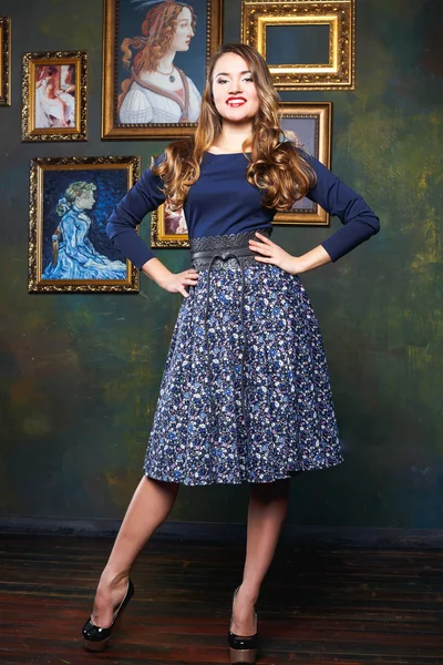 Portrett av en vakker ung kvinne i uformell kjole – stockfoto