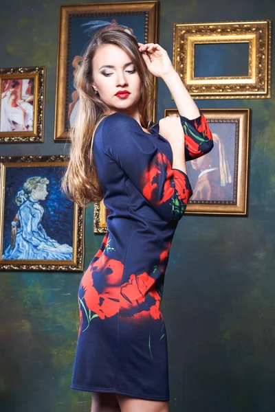 Portrett av en vakker ung kvinne i uformell kjole – stockfoto
