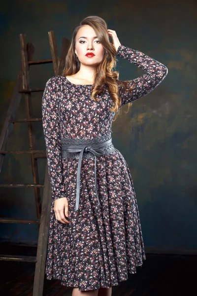 Porträt einer schönen jungen Frau in lässigem Kleid — Stockfoto
