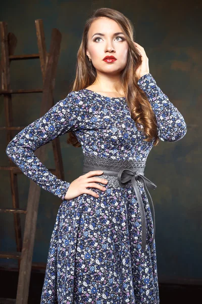 Retrato de una hermosa mujer joven en vestido casual —  Fotos de Stock