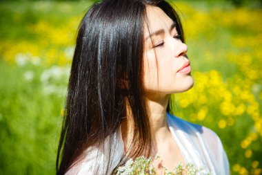 Güzel Asyalı genç kadın doğa istirahat