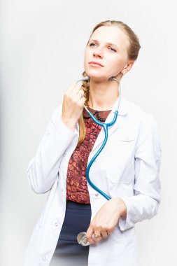 İzole beyaz arka plan üzerinde tıbbi elbise bir zarif doktor kadın portresi