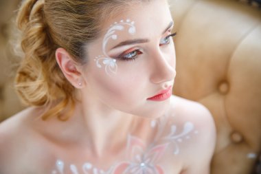 Güzel sarışın gelin mükemmel makyaj ve saç stili zarif iç