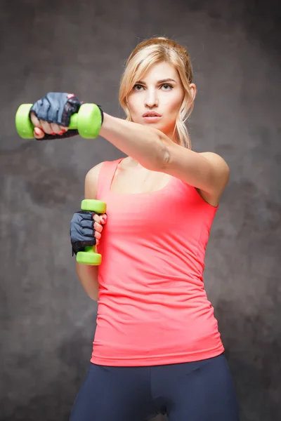 Mooie blonde jonge vrouw in sport stijl — Stockfoto