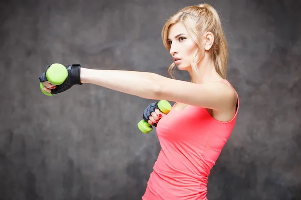 Mooie blonde jonge vrouw in sport stijl — Stockfoto