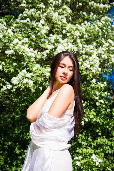 Bela ásia jovem mulher descansando no natureza — Fotografia de Stock