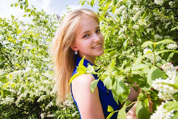 Sweet young girl in pretty yellow dress resting on a beach — Stock Photo, Image