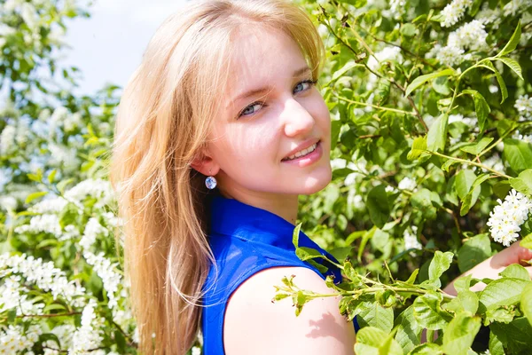 Sweet young girl in pretty yellow dress resting on a beach — Stock Photo, Image