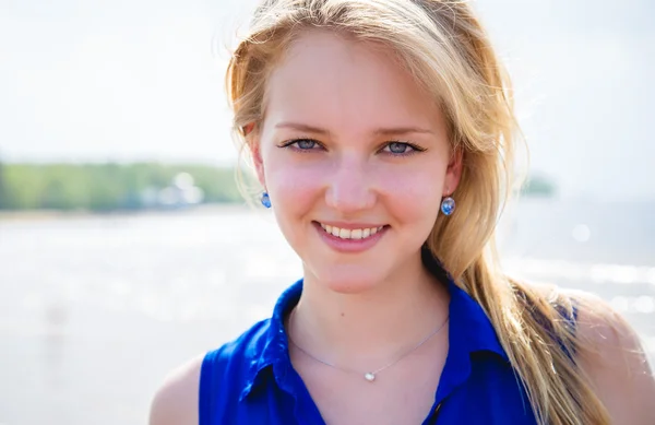 Zoete jonge meisje in vrij gele jurk rusten op een strand — Stockfoto